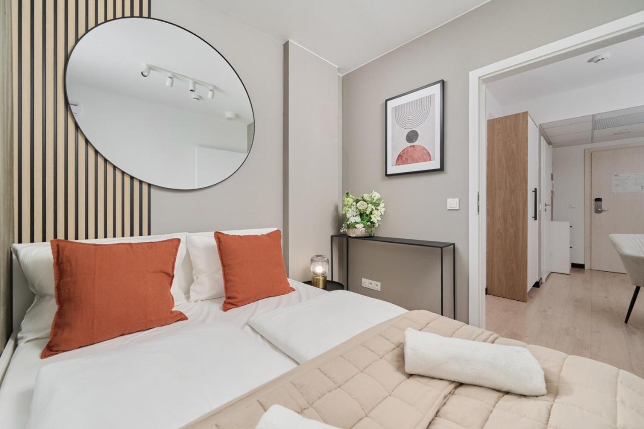 Wroclavia Apartments Dyrekcyjna By Noclegi Renters ヴロツワフ エクステリア 写真